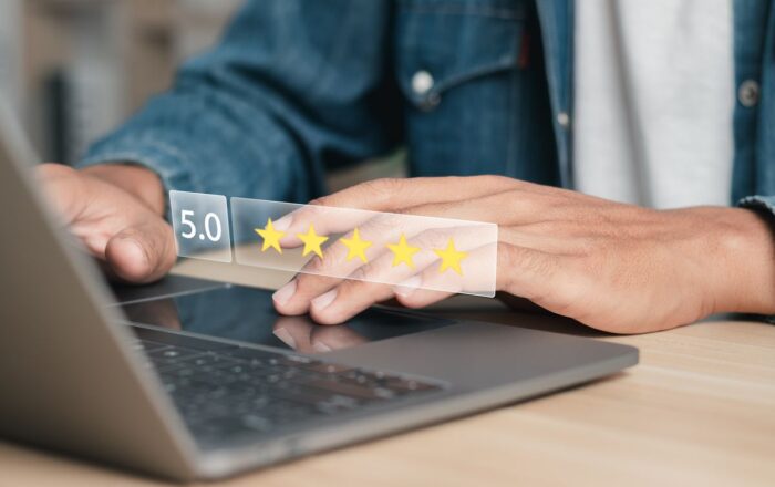 Hand berührt ein digitales Interface mit Sternbewertung, Konzept für Kundenfeedback oder Zufriedenheitsmessung