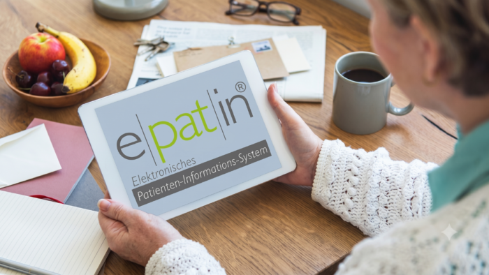 Tablet oder Magazin mit „epatin“-Logo liegt auf Tisch neben Tasse und Arbeitsmaterialien
